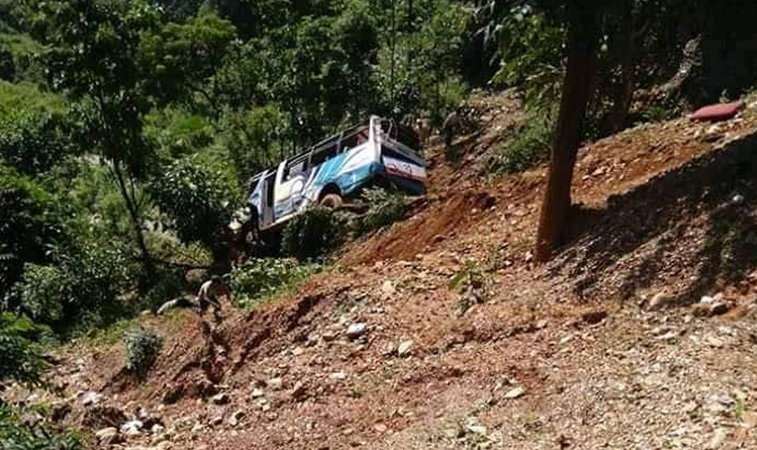 डोटीमा यात्रुवाहक बस दुर्घटना हुदा ३ जनाको मृत्यु, ३२ घाईते